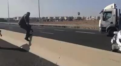 شاهد: كيف نجحت الشرطة بايقاف احد المشتبهين بعد مطاردته ؟!